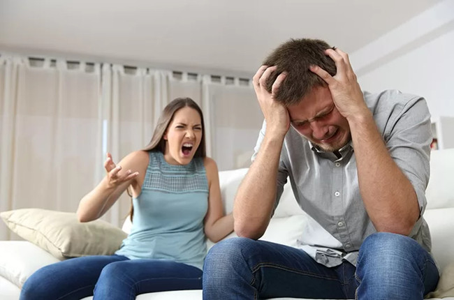 男人因為背叛妻子而愧疚 男人因為背叛妻子而愧疚